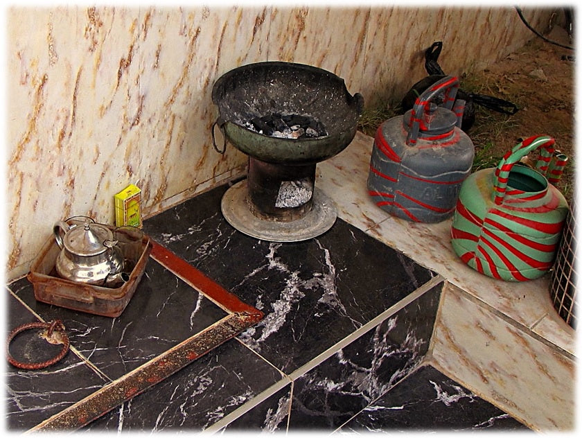 Théière attaya sénégalaise sur brasero — tradition et bien-être
