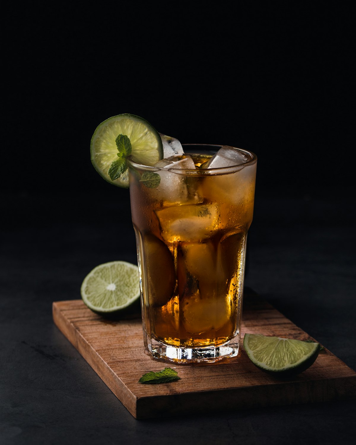 Verre de thé froid avec glaçons et menthe